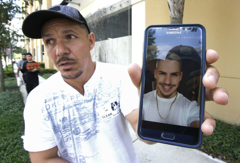 Ángel Méndez busca a su hermano Jean, afuera del Orlando Regional Medial Center. Había acudido al club Pulse, la noche del sábado. (AP)