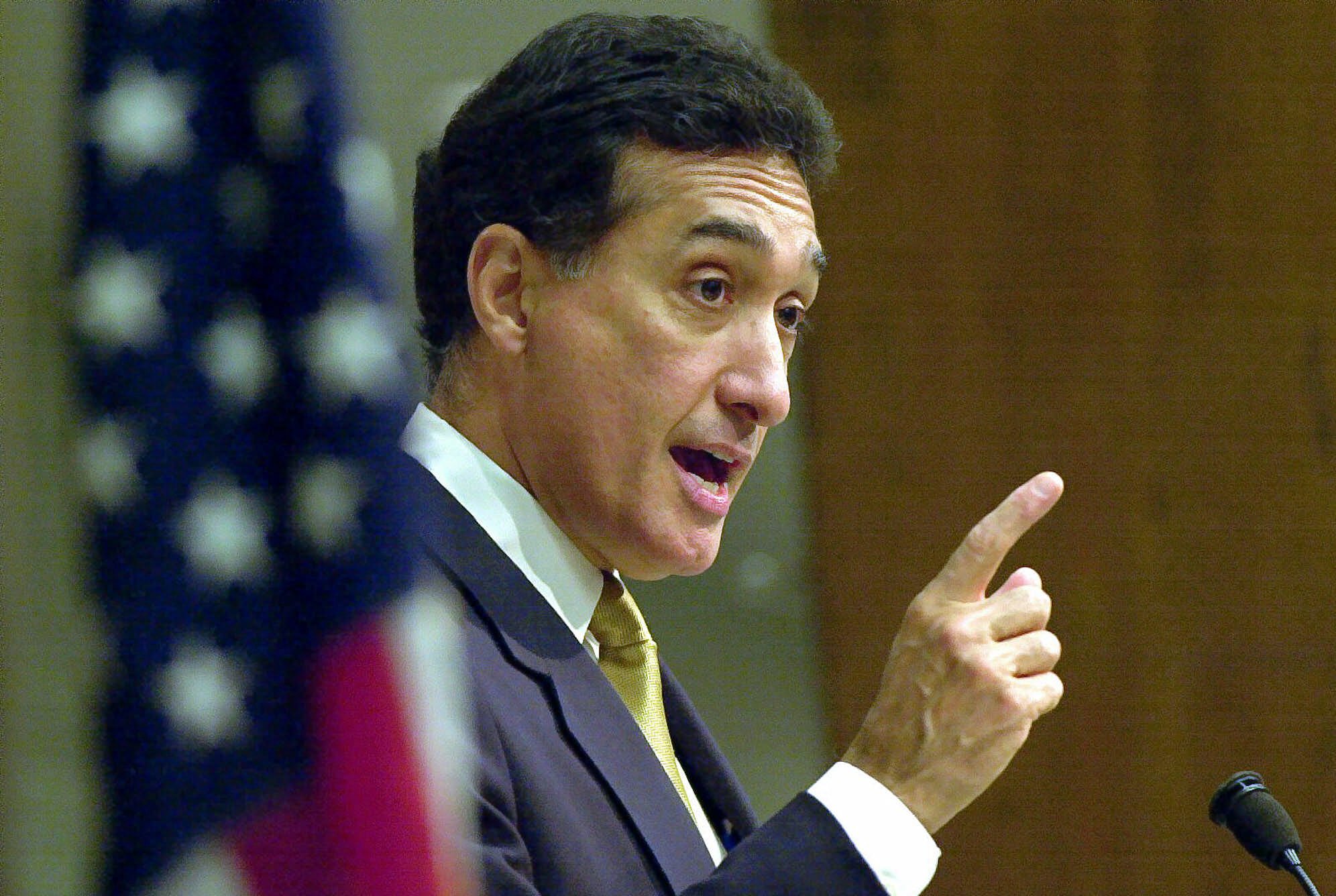Former Secretary of Housing and Urban Development Henry Cisneros speaks to a group of South Dallas business leaders in Dallas, Tuesday, Sept. 19, 2000. Cisneros touted the New America Alliance, a national group of wealthy and influential Hispanics working toward community betterment. (AP Photo/LM Otero)