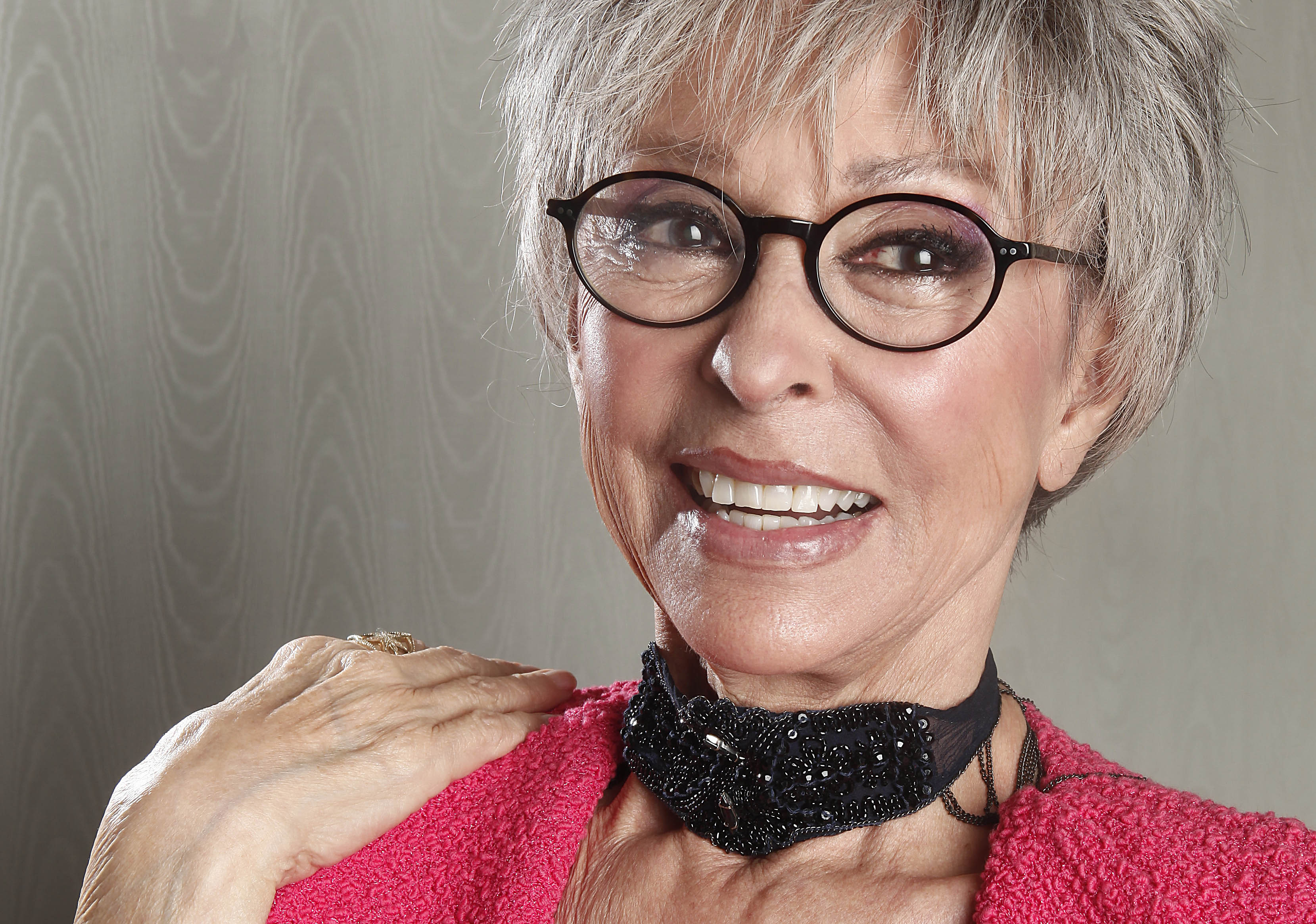 En esta foto del 6 de marzo del 2012, la actriz y cantante Rita Moreno posa para un retrato en el hotel Waldorf Astoria de Nueva York. Moreno recibirá el Premio a la Excelencia Musical de la Academia Latina de la Grabación el miércoles 14 de noviembre del 2012 en Las Vegas, en la víspera del Latin Grammy. (AP foto/Carlo Allegri, Archivo)