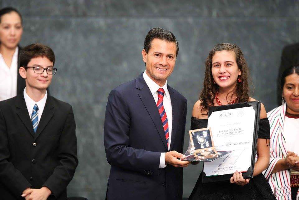 Claudia Monreal recibe el Premio Nacional de la Juventud