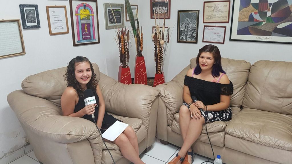 La ganadora del Premio Nacional de la Juventud en su programa de radio. (Foto: Cortesía Claudia Monreal)