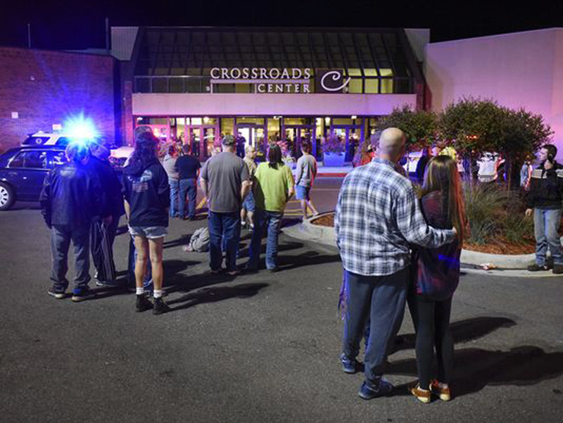 Foto: AP Gente de pie junto a la entrada norte del centro comercial Crossroads, entre Macy's y Target, mientras la policía investiga un apuñalamiento múltiple el sábado 17 de septiembre de 2016 en St. Cloud, Minnesota. (Dave Schwarz/St. Cloud Times via AP)