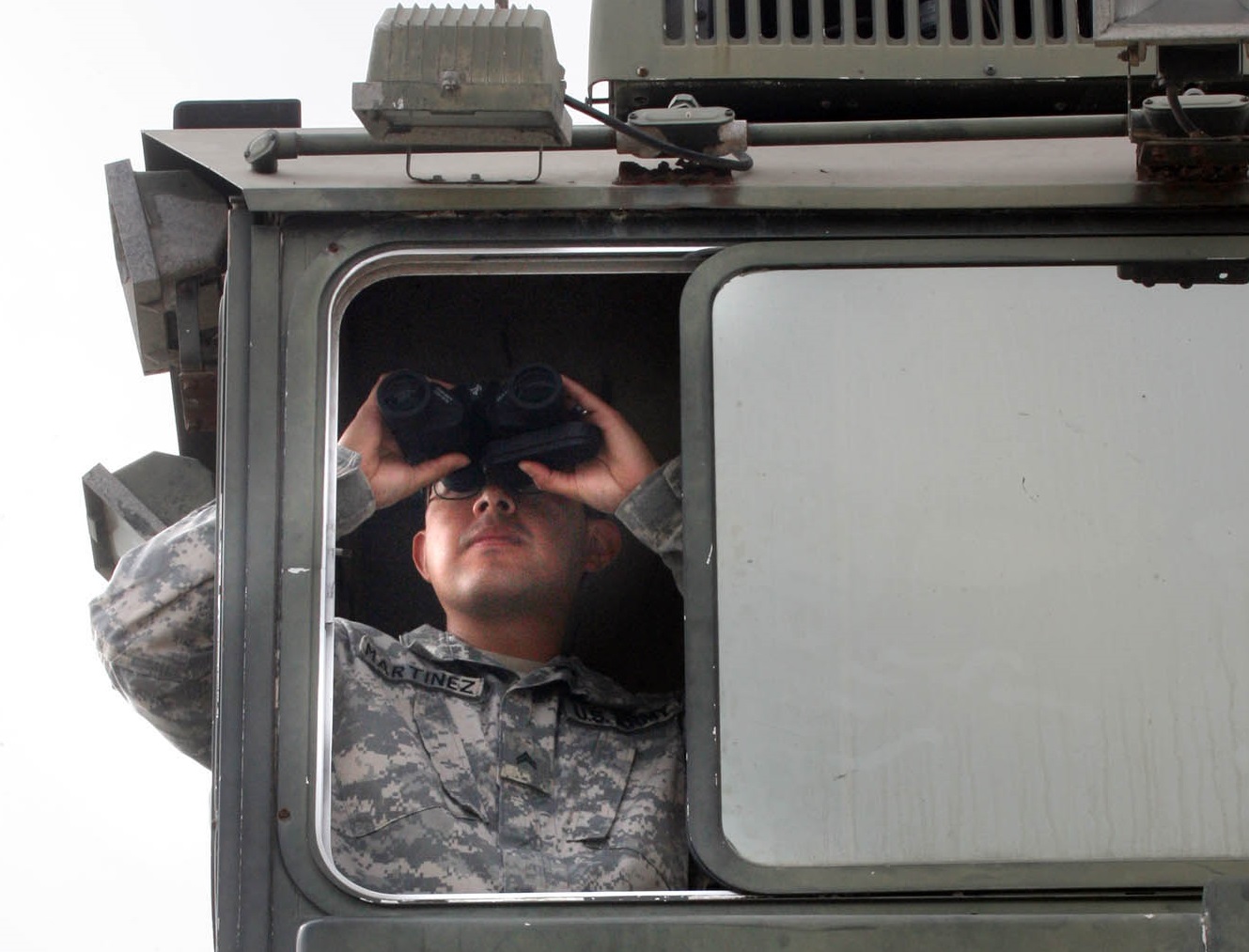 En esta foto del 19 de abril del 2011, el cabo Martínez, de la guardia Nacional, observa el terreno desde un puesto de vigía de la Patrulla Fronteriza, en Hidalgo, Texas. La Casa Blanca anunció el miércoles 1 de junio que extenderá por tres meses un emplazamiento de 1.200 efectivos en la frontera con México (AP Foto/Delcia López)