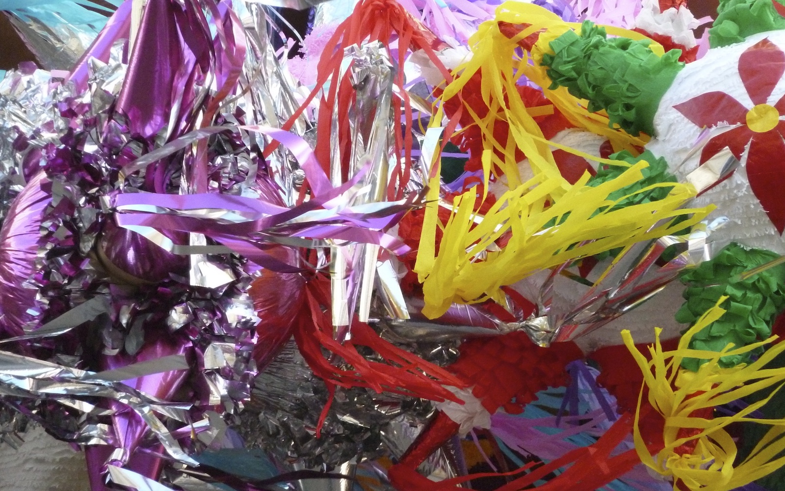 Piñatas y papel picado en Huixcolotla.