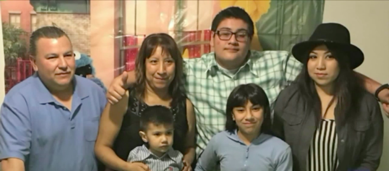 La familia de Jorge está orgullosa por su beca en Harvard.