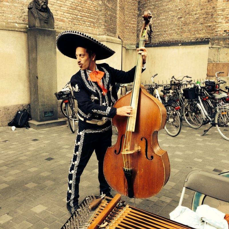 Mariachi con un cello.