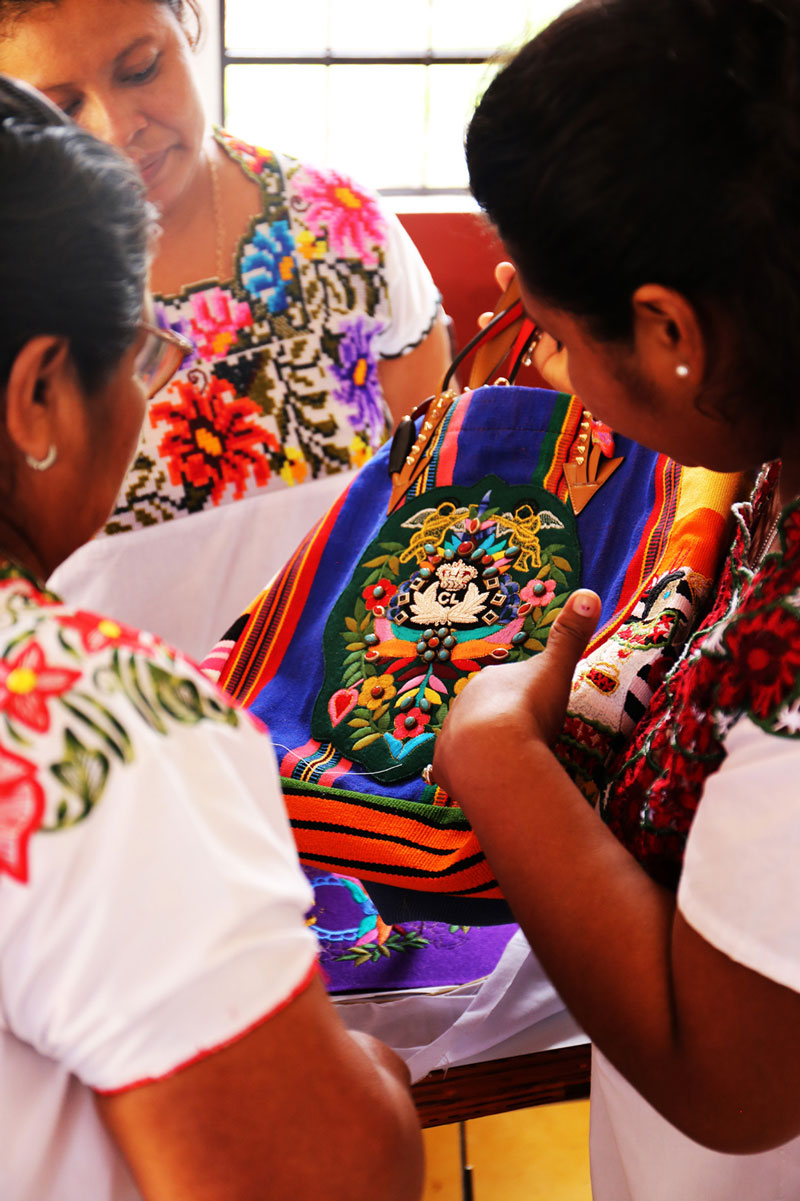 Artesanas de taller maya colaboraron con Louboutin.