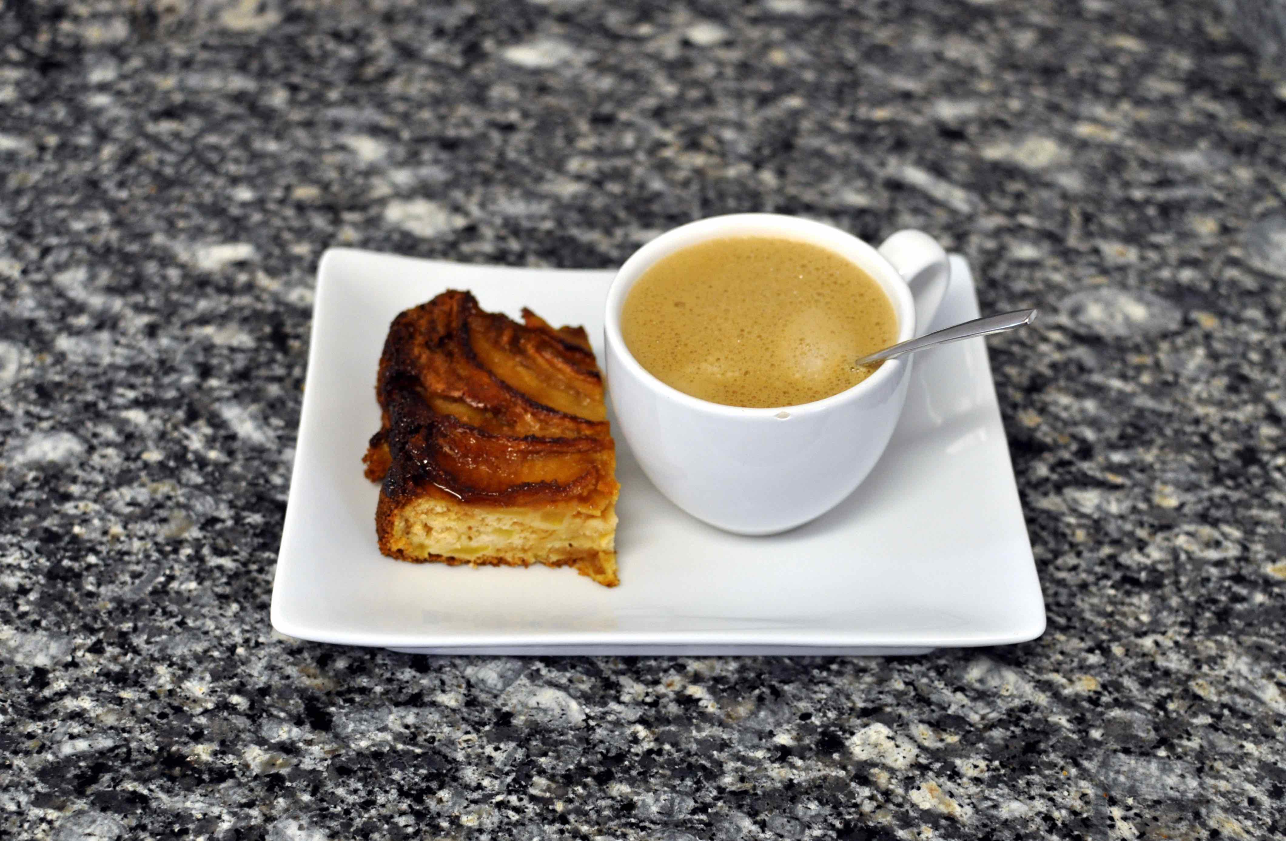 Pastelito con café.