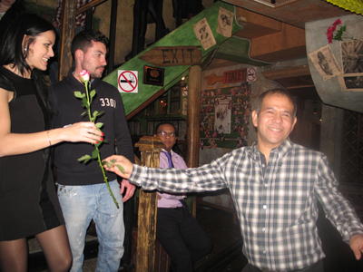 Los rusos se divierten en el restaurante mexicano.
