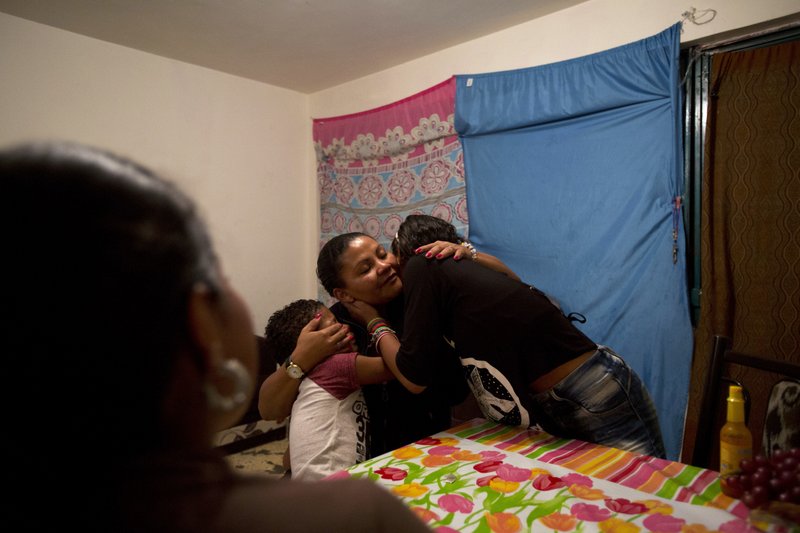 La refugiada con sus hijos.