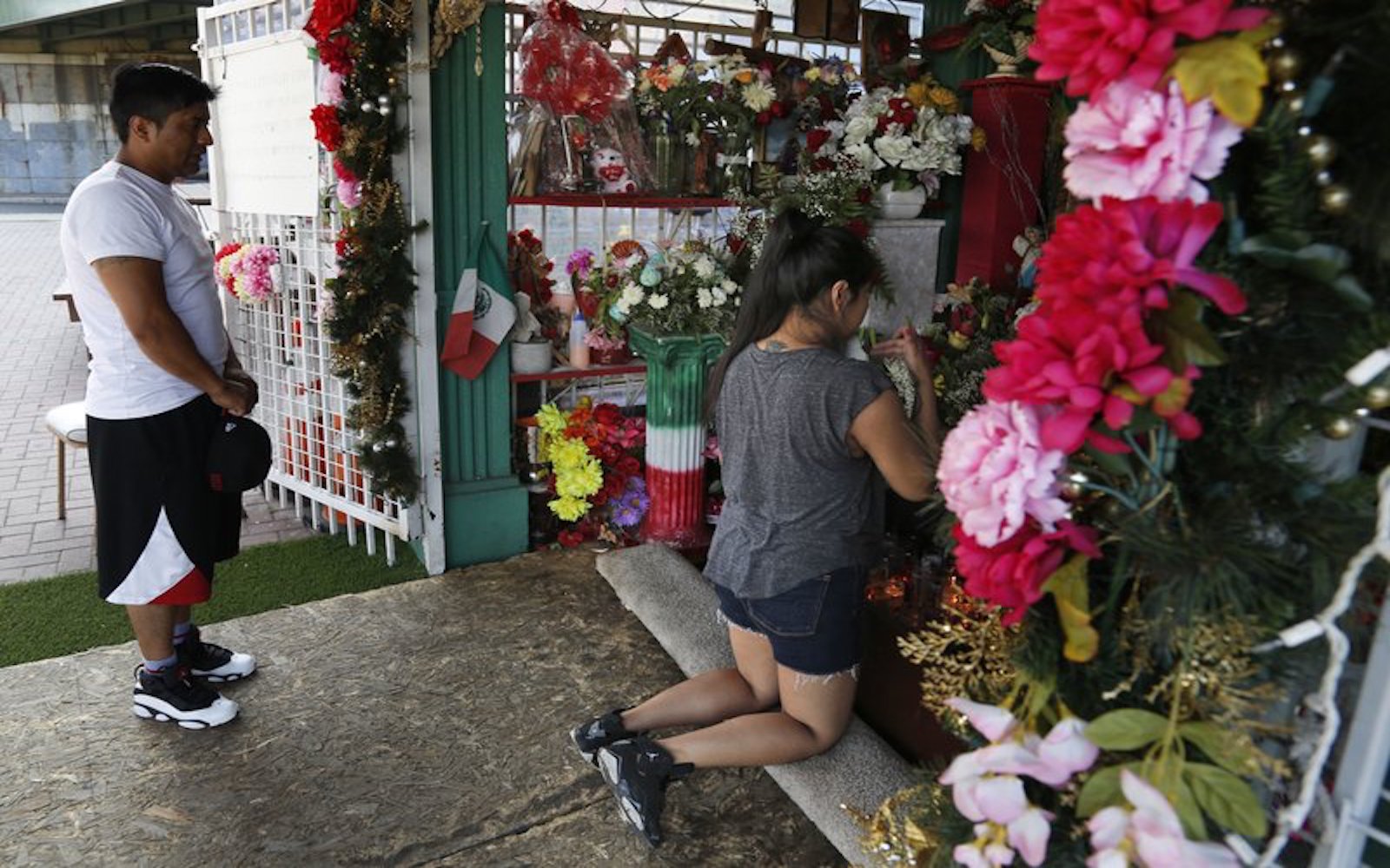 Gente reza a la Virgen de Guadalupe en Passaic, Nueva Jersey.