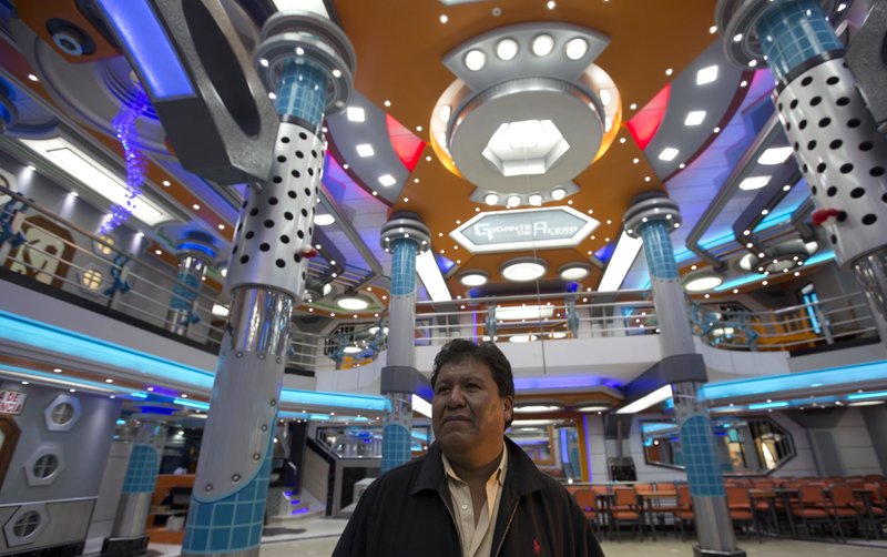 Valerio Condori en el edificio El gigante de hierro al estilo de los transformers.