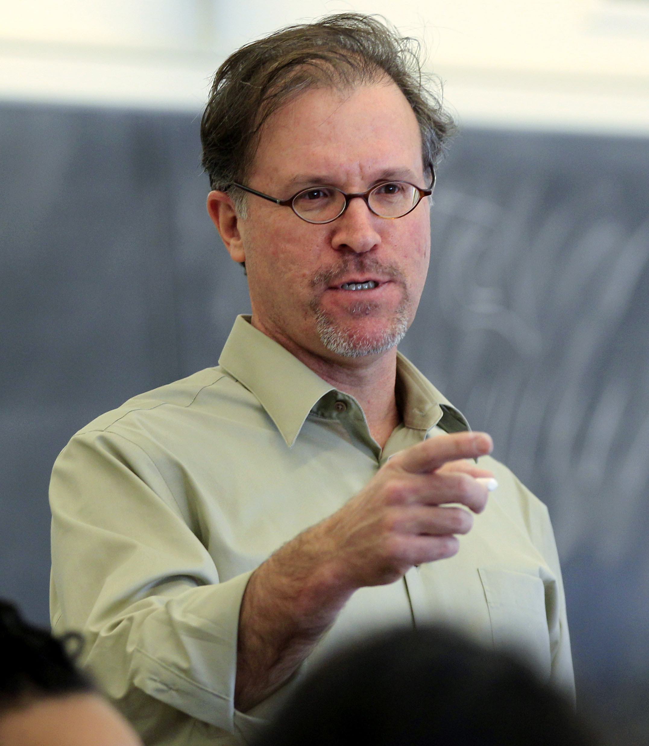 El profesor estudia el fenómeno del Spanglish entre los inmigrantes.