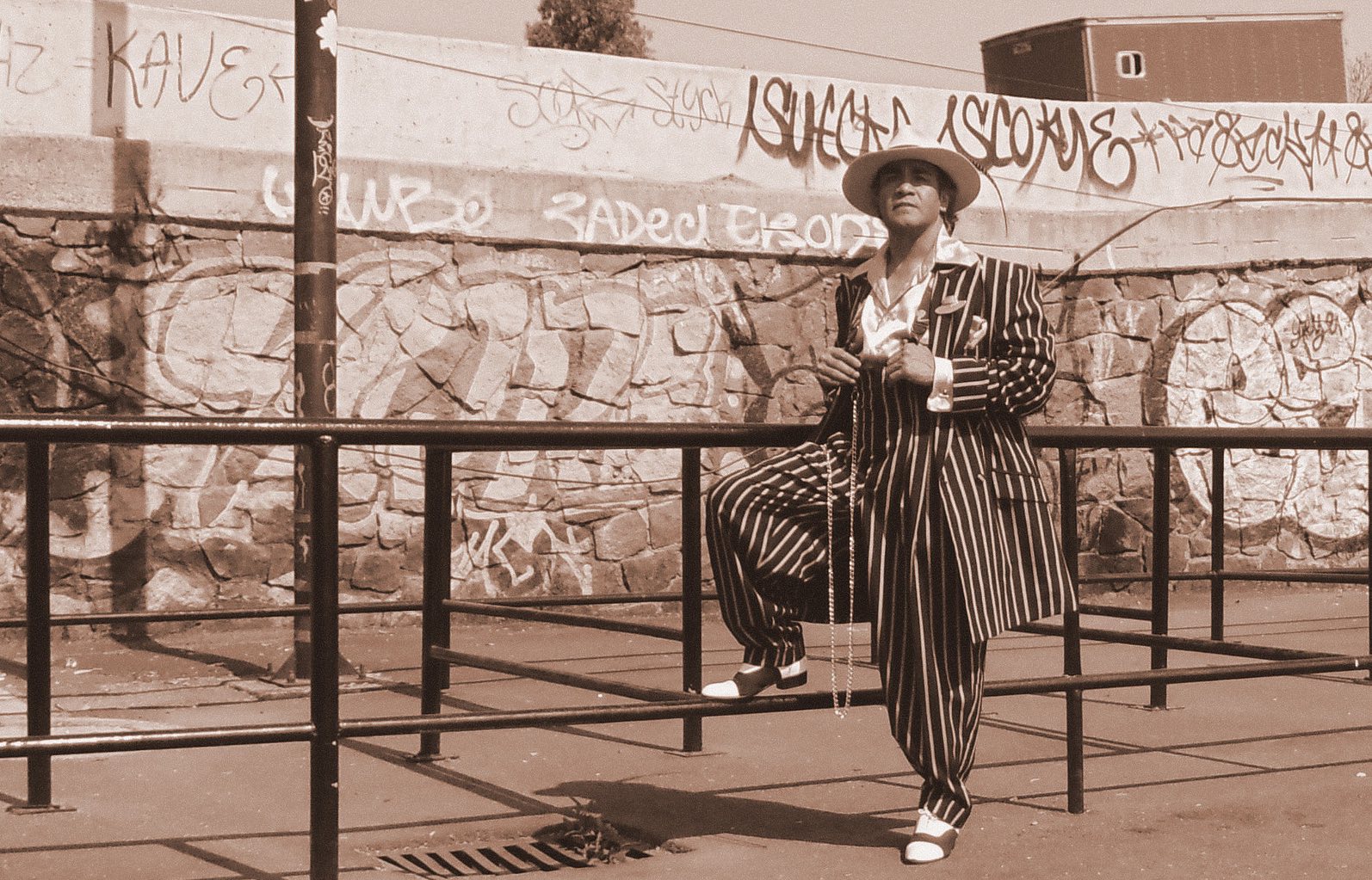 Un pachuco vistiendo el zoot suit.