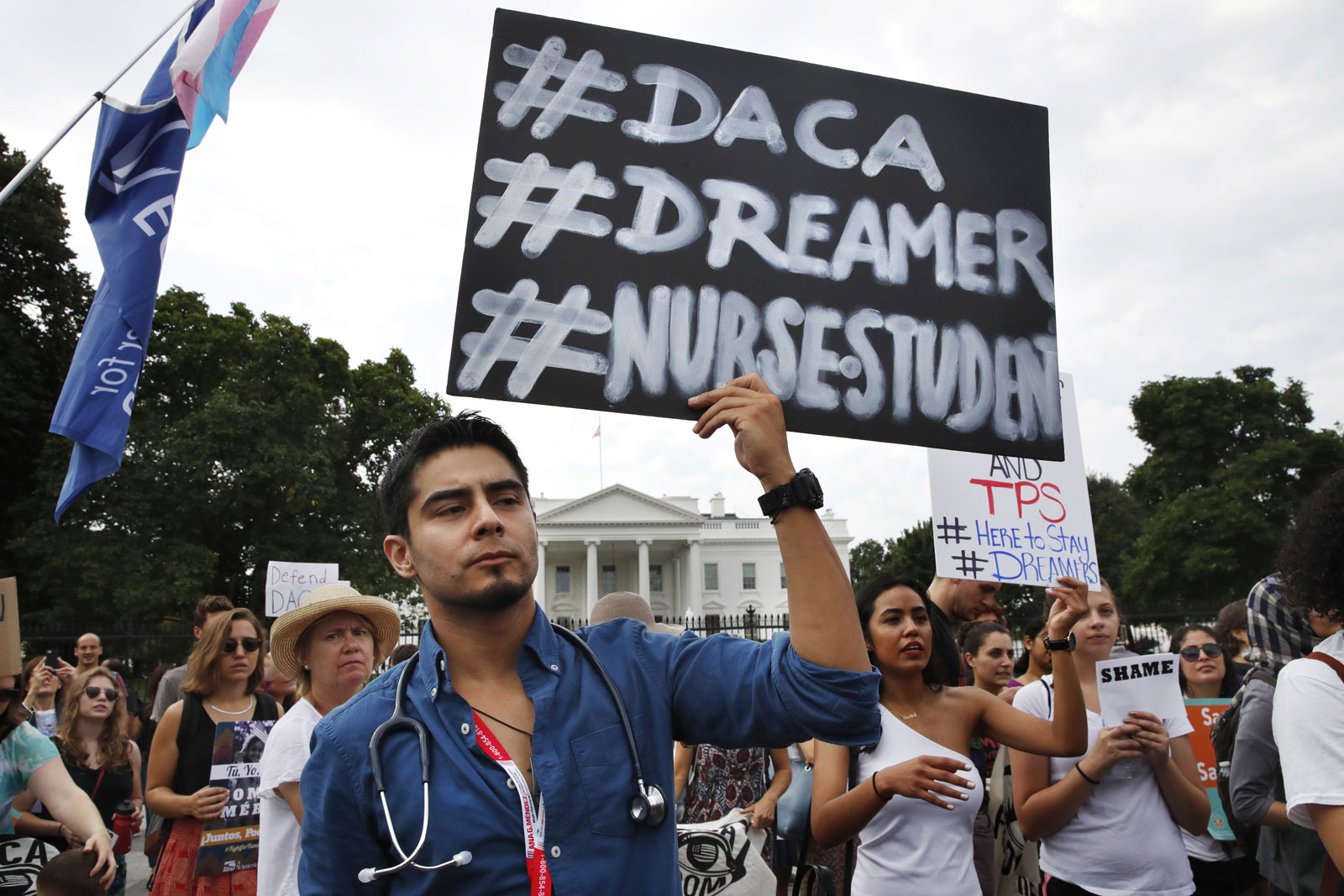 #ByeDACA: Miles de "Dreamers" han preferido volver a ser indocumentados, antes que darle sus datos a "La Migra"