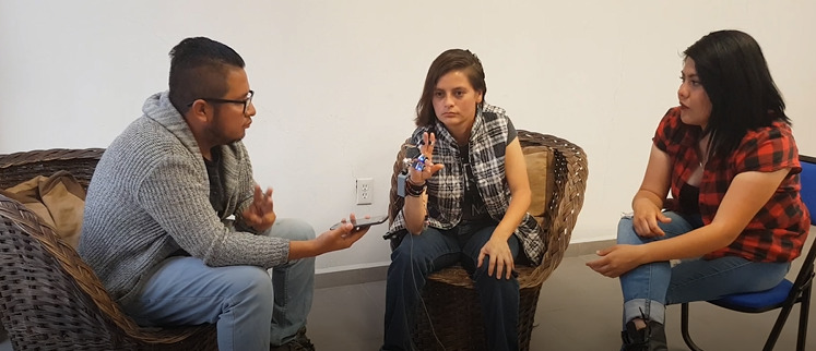 Estudiantes mexicanos crean guante para ayudar a gente con sordera